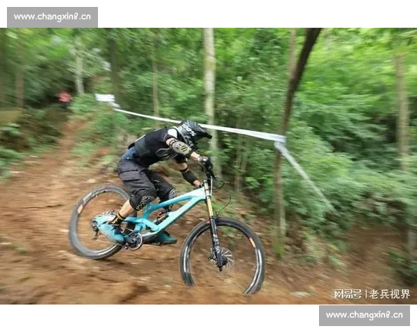 激情竞速与挑战极限 自行车赛事风采尽显风驰电掣之美